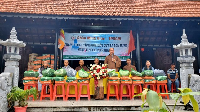 Đại đức Thích Đồng Quảng phát biểu tại buổi tặng quà Đại đức Thích Đồng Quảng phát biểu tại buổi tặng quà