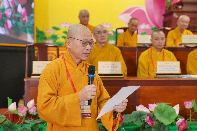 Thượng tọa Thích Minh Nhẫn tuyên đọc Quyết định trao Giấy chứng nhận Thượng tọa Thích Minh Nhẫn tuyên đọc Quyết định trao Giấy chứng nhận