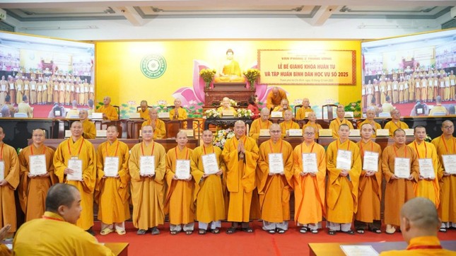 Thượng tọa Thích Phước Nguyên trao đến chư Tôn đức và Tăng Ni sinh Thượng tọa Thích Phước Nguyên trao đến chư Tôn đức và Tăng Ni sinh