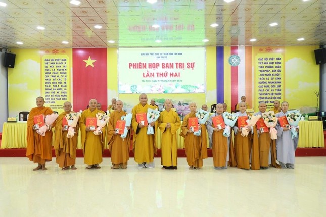 Thượng tọa Thích Quảng Tâm, trao quyết định đến các tự viện