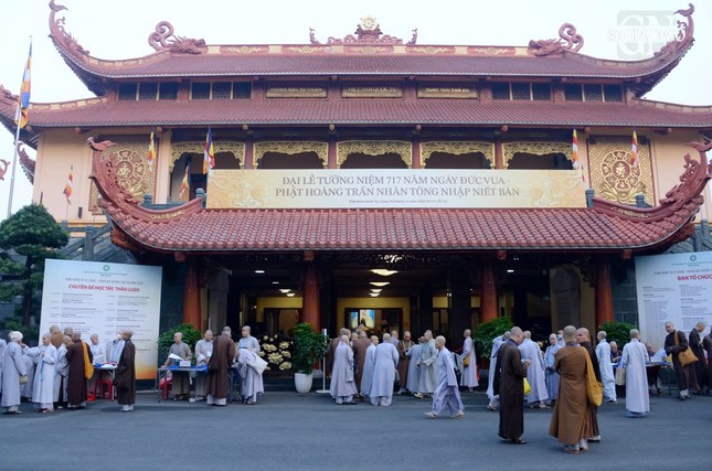 Chư tôn đức Tăng Ni chuẩn bị làm thủ tục tham gia Tuần huân tu và Khóa bồi dưỡng trụ trì năm 2025 tại Việt Nam Quốc Tự