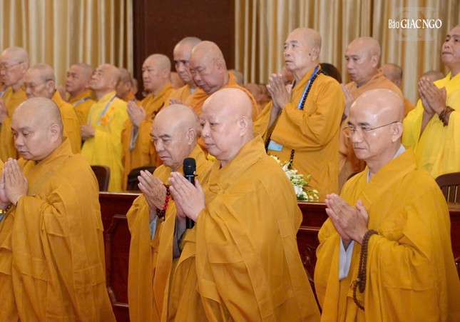 Hòa thượng Thích Lệ Trang tác bạch duyên sự và cung thỉnh Đức Pháp chủ GHPGVN chứng minh, khai thị cho toàn thể hội chúng