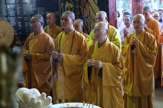 Chư tôn đức dâng hương tại Nghĩa trang Liệt sĩ Vĩnh Hưng - Tân Hưng