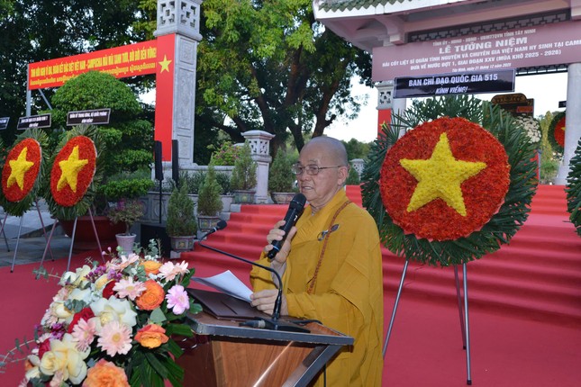 Hòa thượng Thích Minh Thiện đọc văn tế tưởng niệm anh hùng liệt sĩ