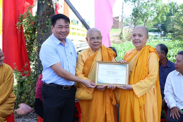 Đại diện chính quyền địa phương trao thư cảm ơn đến tịnh xá Ngọc An