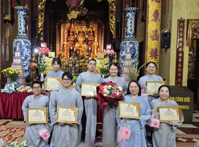 Cư sĩ Diệu Nhân và Ban Chủ nhiệm, toàn thể Câu lạc bộ Thanh thiếu niên Phật tử