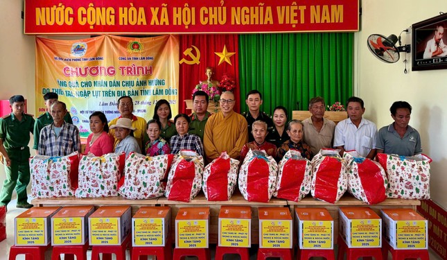 Đoàn từ thiện chùa Tường Nguyên trao quà đến bà con tỉnh Lâm Đồng - Ảnh: T.N