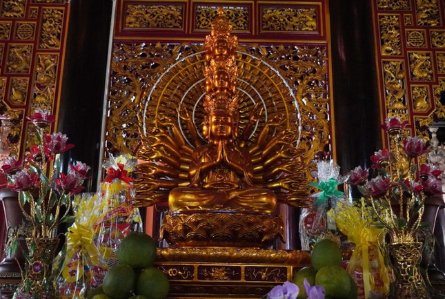 Bên trong chánh điện chùa vẫn giữ được nhiều cổ vật như: đại hồng chung; tượng Đức Phật Thích Ca bằng gỗ; chiếc trống cổ bằng gỗ; cùng bức hoành phi, cặp liễn đối, bao lam…được các nghệ nhân chạm trổ công phu, tinh xảo.