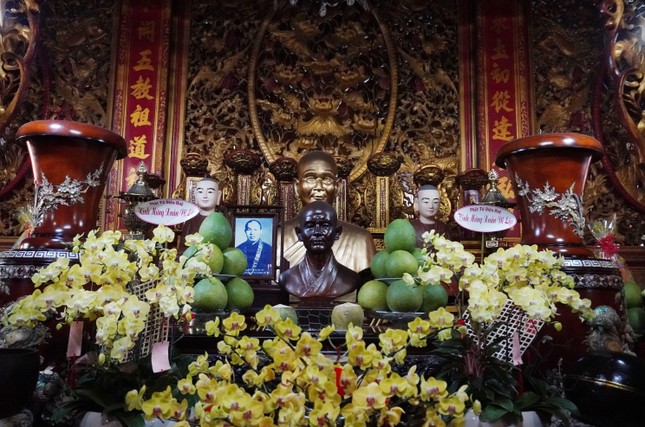 Trải qua hai cuộc đấu tranh chống ngoại xâm, chùa Sùng Đức là một cơ sở cách mạng nuôi dưỡng cán bộ và chiến sĩ, nơi quy tụ biết bao nhà sư và tín đồ đã hy sinh cho nền độc lập tự do của dân tộc, như Hòa Thượng Pháp Linh, Thiếu tướng Đào Sơn Tây...