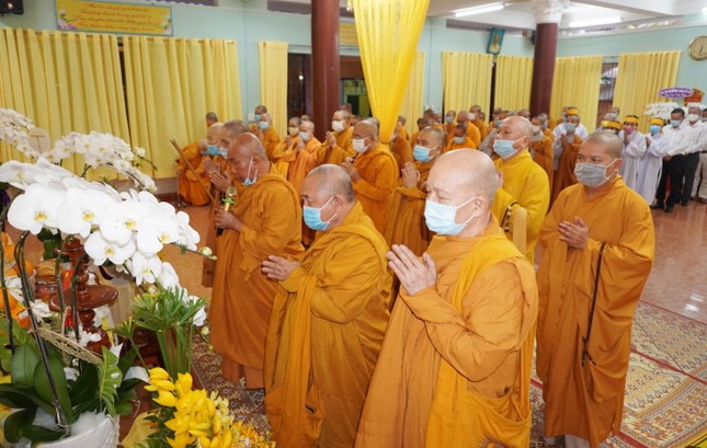 Chư tôn đức niêm hương tưởng niệm trước khi di quan