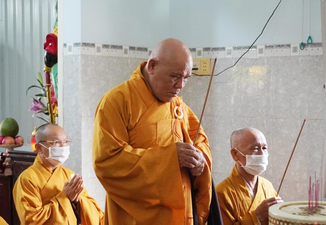 Hòa thượng Thích Huệ Nghi niêm hương bạch Phật