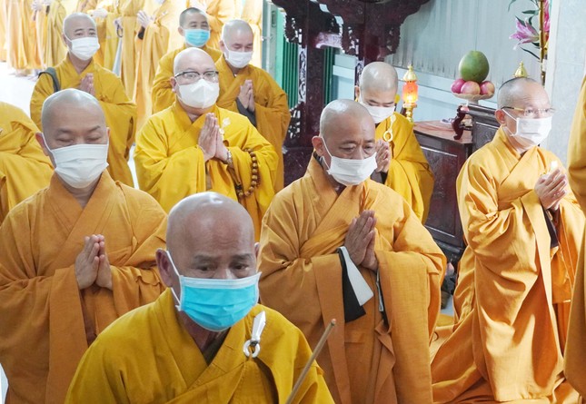 Chư tôn đức Thường trực Ban Trị sự GHPGVN huyện Củ Chi thánh kính đảnh lễ Tam bảo