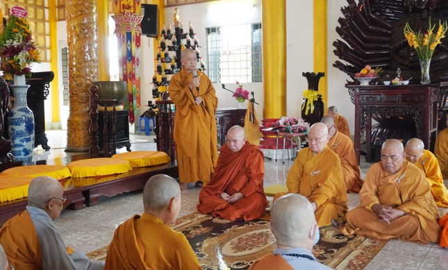 Hòa thượng Thích Nhật Lang phát biểu mở đầu buổi họp