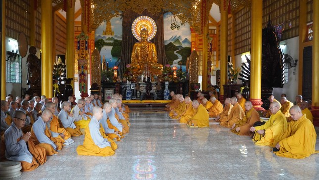 Chư tôn đức nghe trùng tụng giới bồ-tát