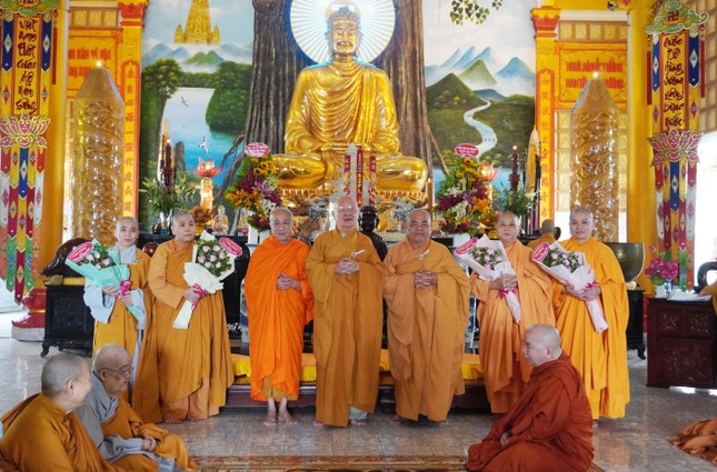 Chư tôn đức Ban chứng minh tặng hoa đến chư Ni được tấn phong giáo phẩm