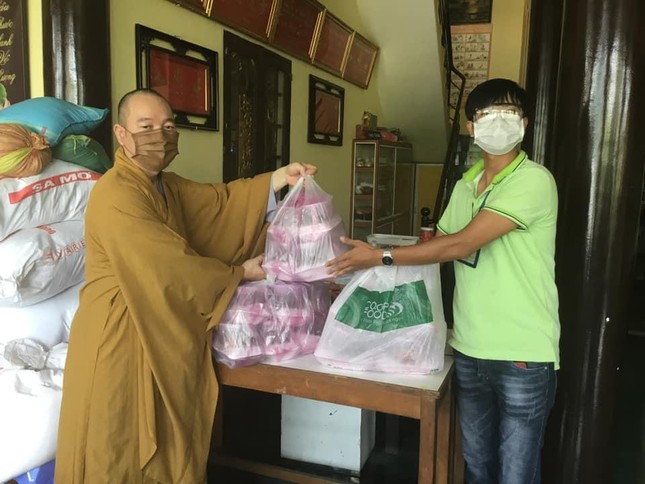 Những suất cơm gửi đến các tình nguyện viên tại các chốt khu cách ly Những suất cơm gửi đến các tình nguyện viên tại các chốt khu cách ly