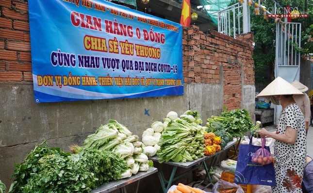 Bà con đi chợ tại gian hàng 0 đồng Thiền viện Hải Đức, quận 8