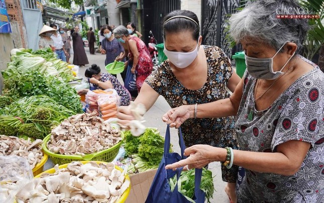 Mỗi người đều lấy đủ phần nấu ăn một ngày cho cả gia đình