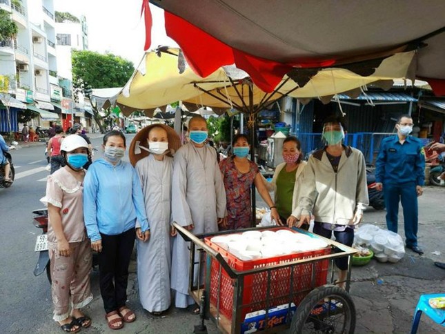 Chư Ni và Phật tử chùa Vĩnh Long hỗ trợ thức ăn chay đến các khu cách ly trên địa bàn quận 10, thức ăn sẽ thay đỗi mỗi ngày Chư Ni và Phật tử chùa Vĩnh Long hỗ trợ thức ăn chay đến các khu cách ly trên địa bàn quận 10, thức ăn sẽ thay đỗi mỗi ngày