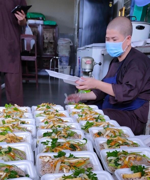 Các suất chay tại chùa Từ Giác nấu tặng đến khu cách ly - Ảnh: TT Các suất chay tại chùa Từ Giác nấu tặng đến khu cách ly - Ảnh: TT