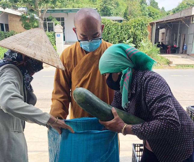 Những trái bí xanh được Đại đức Thích Nhuận Độ, và bà con để vô từng bao - Ảnh: NA Những trái bí xanh được Đại đức Thích Nhuận Độ, và bà con để vô từng bao - Ảnh: NA