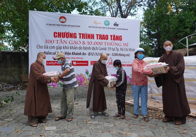 Chư tôn đức Phật giáo quận 12, Ban Văn hóa trao phần quà đến người dân Chư tôn đức Phật giáo quận 12, Ban Văn hóa trao phần quà đến người dân
