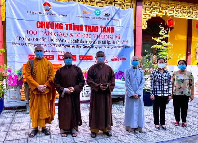 Thượng tọa Thích Minh Thanh, Trưởng ban Trị sự GHPGVN huyện Hóc Môn; bà Trương Thị Mỹ Hạnh, Chủ tịch UBMTTQVN huyện đón nhận những phần quà tặng từ Ban Văn hóa Phật giáo TP.HCM - Ảnh:CGT