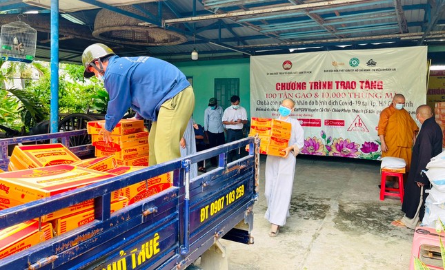 Các phần quà nhanh chóng được 20 xã trên địa bàn huyện Củ Chi chuyển về các xã trao tặng đến kịp thời bà con khó khăn do ảnh hưởng dịch Covid-19 - Ảnh:CGT
