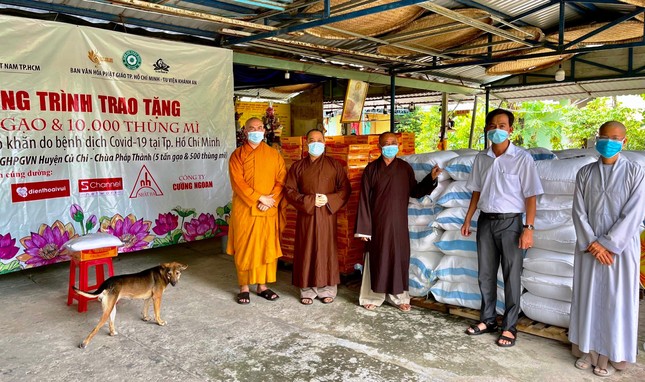 Thượng tọa Thích An Thường, Trưởng ban Trị sự GHPGVN huyện Củ Chi; ông Cao Tấn Nhi, Ủy viên Thường trực MTTQVN huyện Củ Chi đón nhận - Ảnh:CGT