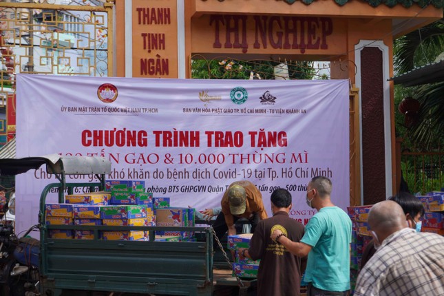 Những phần quà sau đó được vận chuyện về 15 phường trên địa bàn quận Tân Bình Những phần quà sau đó được vận chuyện về 15 phường trên địa bàn quận Tân Bình