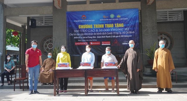 Thượng tọa Thích Giác Trí, Phó ban Văn hóa GHPGVN TP.HCM cùng chư tôn đức, đại diện chính quyền có ông Thạch Nghi Xuân trao quà đến người dân Thượng tọa Thích Giác Trí, Phó ban Văn hóa GHPGVN TP.HCM cùng chư tôn đức, đại diện chính quyền có ông Thạch Nghi Xuân trao quà đến người dân