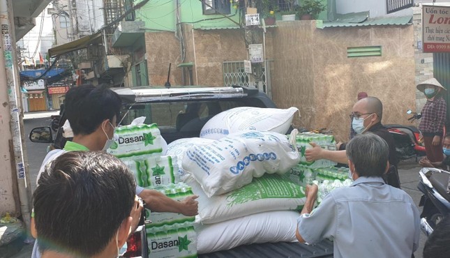 Chư tôn đức chùa Bửu Đà vận chuyển gạo và một số nhu yếu phẩm gửi đến các chùa trong TP để giúp đỡ người khó khăn do dịch - Ảnh: BĐ