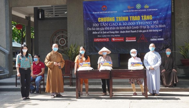 Thượng Tọa Thích Tâm Chơn, Trưởng Ban Trị sự GHPGVN quận Bình Thạnh; Chư Ni Ban Văn hóa GHPGVN TP.HCM; bà Nguyễn Thu Hương, Chủ tịch Ủy ban MTTQVN quận Bình Thạnh trao quà đến người dân phường 5 Thượng Tọa Thích Tâm Chơn, Trưởng Ban Trị sự GHPGVN quận Bình Thạnh; Chư Ni Ban Văn hóa GHPGVN TP.HCM; bà Nguyễn Thu Hương, Chủ tịch Ủy ban MTTQVN quận Bình Thạnh trao quà đến người dân phường 5