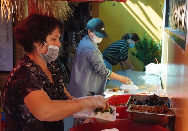 Bà Bé cùng các Phật tử để cơm vào các hộp gửi tặng người khó khăn