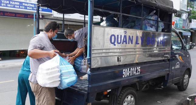 Đại diện Mặt trận phường sẽ tặng các suất quà và bún chay đến bà con khu cách ly Đại diện Mặt trận phường sẽ tặng các suất quà và bún chay đến bà con khu cách ly