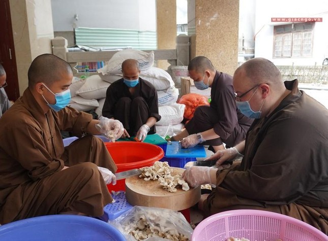 Chư Tăng nội tự tham gia đảm trách sơ chế rau, củ, quả Chư Tăng nội tự tham gia đảm trách sơ chế rau, củ, quả