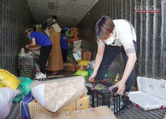 Có những bịch ớt bột, rau bắp cải, đậu.. mỗi thứ một ít nhưng ấm tình, xúc động Có những bịch ớt bột, rau bắp cải, đậu.. mỗi thứ một ít nhưng ấm tình, xúc động