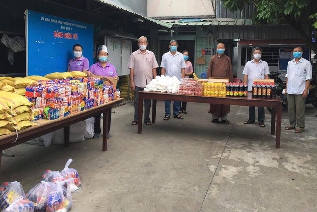 Thượng tọa Thích Giác Trí tặng nhu yếu phẩm đến bà con khu cách ly - Ảnh: ĐQ Thượng tọa Thích Giác Trí tặng nhu yếu phẩm đến bà con khu cách ly - Ảnh: ĐQ