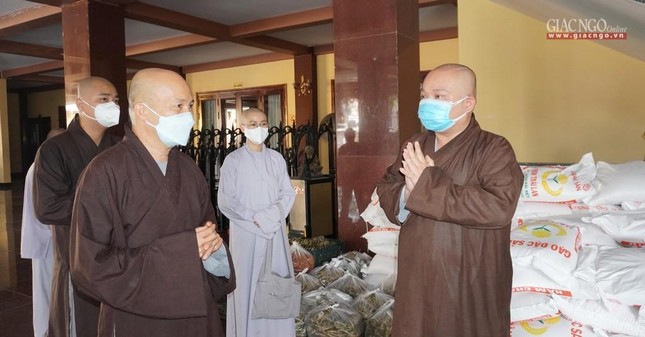 Đại đức Thích Trung Nguyện gửi lời cảm ơn đến chư tôn đức Tăng Ni và Phật tử quận 12 đã hỗ trợ cho các công tác từ thiện trong mùa dịch bệnh