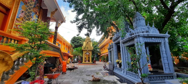 Thời khóa ở chùa được phân chia giãn cách tránh tập trung - Ảnh: Hoàng Giang