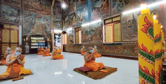 Khóa lễ dâng đèn hạ cúng dường