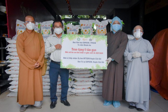 Trao các phần quà đến huyện Cần Giờ Trao các phần quà đến huyện Cần Giờ