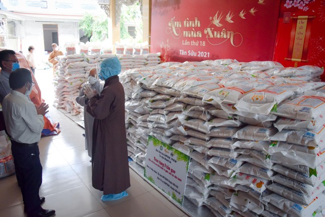 Trao phần quà tại chùa Pháp Võ (huyện Nhà Bè) Trao phần quà tại chùa Pháp Võ (huyện Nhà Bè)