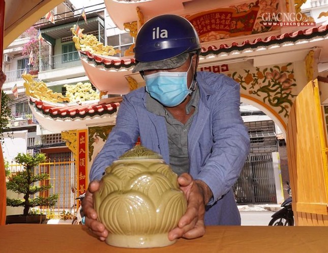 Ông Lâm Kim Thuận gửi hũ cốt của vợ thờ tại chùa Long Hoa, ngày 13-8 - Ảnh: Như Danh Ông Lâm Kim Thuận gửi hũ cốt của vợ thờ tại chùa Long Hoa, ngày 13-8 - Ảnh: Như Danh