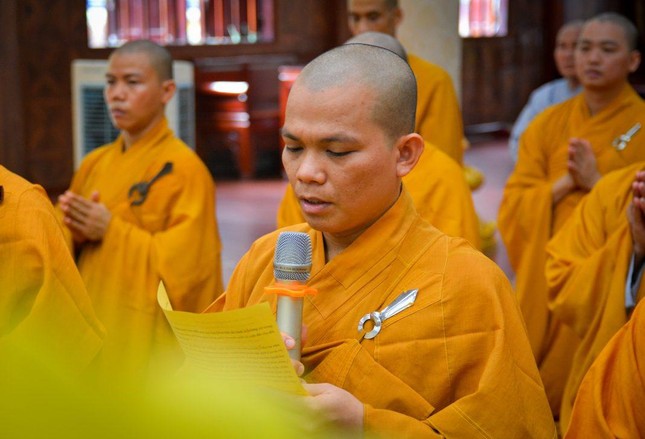 Chư Tăng chùa Minh Đạo tác bạch khánh tuế đến Hòa thượng viện chủ