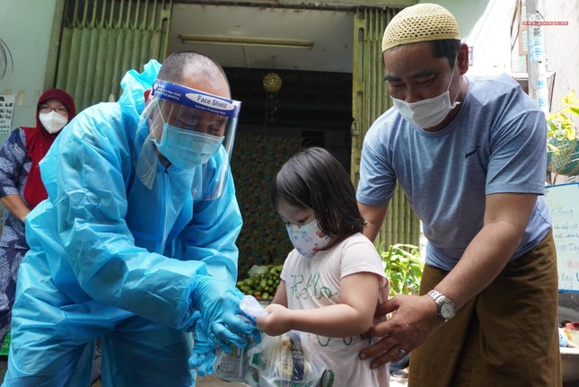 Tặng bánh kẹo, sữa đến các em nhỏ Tặng bánh kẹo, sữa đến các em nhỏ