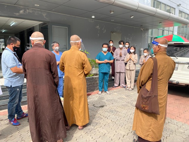 Hòa thượng Thích Chơn Tịnh cùng chư tôn đức hỏi thăm đến các y bác sĩ và tình nguyện viên Hòa thượng Thích Chơn Tịnh cùng chư tôn đức hỏi thăm đến các y bác sĩ và tình nguyện viên