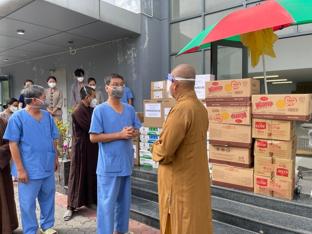 Ban Giám đốc Bệnh viện cảm ơn những phần quà của Ban Hoằng pháp TP.Hà Nội Ban Giám đốc Bệnh viện cảm ơn những phần quà của Ban Hoằng pháp TP.Hà Nội