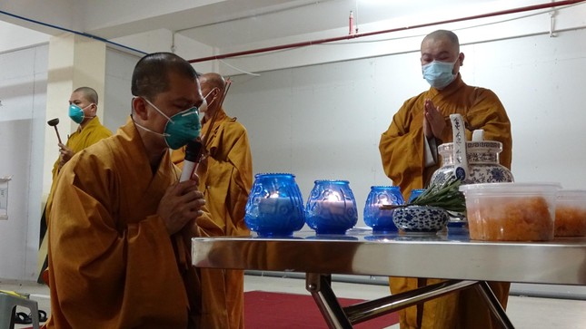 Chư tôn đức niêm hương bạch Phật Chư tôn đức niêm hương bạch Phật