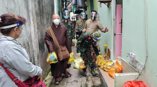 Phật giáo quận 8 kết hợp với các lực lượng trên địa bàn trao quà đến từng nhà người dân Phật giáo quận 8 kết hợp với các lực lượng trên địa bàn trao quà đến từng nhà người dân